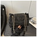Détails du sac à main noir motif serpent avec chaîne dorée et fermoir métallique - Noir