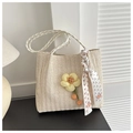Sac seau tressé crème avec breloque tournesol jaune et foulard décoratif sur l'anse - Blanc
