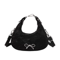 Elegante borsa a mezzaluna nera con fiocco argento e dettagli in trama plissettata - Nero