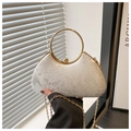 Detail van witte kanten avondclutch met rond gouden handvat en kettingriem - Wit