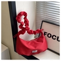 Detalle de bolso de hombro de nailon rojo con correa fruncida y etiqueta tejida chic - Rojo