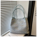 Détail du sac cabas bleu clair avec broderies ondulées colorées et anses en corde tressée - Bleu sans pendentif