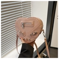 Dettaglio della borsa rosa a forma di cuore in pelle PU con cerniere e borchie argentate - Rosa