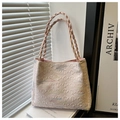 Détail du sac cabas rose clair avec texture losange gaufrée et poignées spirales tressées - Rose Sans Pendentif