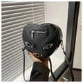 Dettaglio borsa a tracolla nera a forma di cuore con borchie metalliche e cerniere punk - Nero