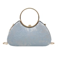 Elegante hellblaue Handtasche mit Blumenstickerei, Goldringgriff und Kettenriemen - Blau
