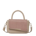 Borsa a tracolla beige in ecopelle con patta intrecciata rosa e manici in metallo dorato - Cachi (5167)