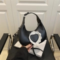 Bolso de media luna negro con detalle de corazón de encaje y correa ajustable - Negro