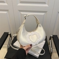Elegante bolso de mano blanco de media luna con encaje de corazón y bandolera - Blanco