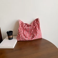Sac fourre-tout à carreaux rouges avec nœud papillon sur une table au style tendance - Rouge