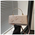 Détail de broderie papillon sur dentelle avec poignée élégante en métal doré - Rose