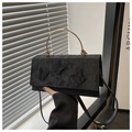 Détail de la broderie papillon en dentelle 3D sur un sac à main carré noir élégant - Noir