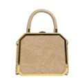 Elegante beige achteckige Box-Tasche mit Blumenprägung und goldener Kette - Khaki