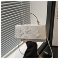 Détail d'un petit sac en dentelle blanche avec broderies papillons et poignée dorée chic - Blanc