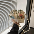 Retro-Beuteltasche mit blauer Blumenstickerei und weißen Lederdetails für Damen - Weiß