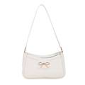 Sac sous le bras blanc avec texture crocodile et boucle en forme de nœud doré élégant - Blanc