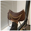 Détails du sac hobo marron foncé avec texture crocodile, chaîne dorée et rivets - café