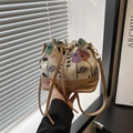 Ethno-Beuteltasche mit Blumen-Jacquard und braunem Leder in natürlichem Licht-Setting - Khaki