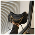 Détails du sac hobo noir à motif crocodile avec chaîne dorée et finitions rivetées - Noir
