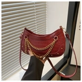 Détail du sac bordeaux embossé croco avec chaînes dorées et rivets en métal punk - Rouge