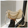 Détail du sac blanc à texture crocodile avec des chaînes métalliques dorées multicouches - Blanc