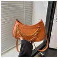Détail d'un sac baguette orange vif en similicuir avec texture croco et chaînes dorées - Orange