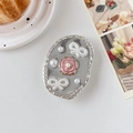 Detalle del soporte para móvil con camelia rosa, perlas y adornos de mariposa - Soporte Transparente-Purpurina-Lazo Camelia Blanco