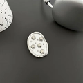 Makroaufnahme des silbernen, unregelmäßigen Handy-Halters mit geprägten Sternmustern und Glanz - Transparenter Halter - Oval Glitzer - Silberperle Stern