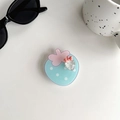 Dettaglio del supporto telefono a fragola verde menta con fiocco rosa e pois bianchi - Verde