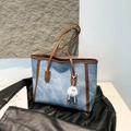 Borsa tote vintage in denim blu con profili marroni e ciondolo bianco soffice - Blu con ciondolo