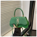 Detalle de bolso bandolera verde lima con fondo ondulado y hebilla en S dorada borla - Verde