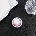 Dettaglio del supporto magnetico a forma di petalo in contenitore trasparente su carta nera - Supporto Magnetico - Gelatina Bicolore - Rosa / Rosa