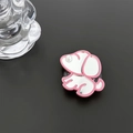 Dettaglio macro del supporto telefono a cucciolo con specchio cosmetico e perla bianca - Rosa