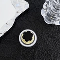 Dettaglio del supporto Magsafe a forma di fiore nero e giallo su sfondo materico - Supporto Magnetico - Gelatina Bicolore - Giallo / Giallo