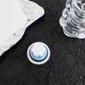 Dettaglio del supporto magnetico floreale per telefono su sfondo metallico - Supporto Magnetico - Gelatina Bicolore - Blu / Blu