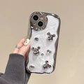 Custodia iPhone argento con bordi ondulati, orso metallico e strass su retro bianco perla - iPhone 7/8/SE 2020