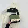 Bolso bandolera patchwork verde y beige con correa ancha tejida y detalles dorados - Verde