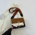 Bolso bandolera cuadrado tricolor con correa ancha de jacquard y cadena dorada - Marrón