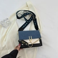 Bolso pequeño cuadrado tricolor azul, blanco y negro con correa ancha de jacquard - Azul