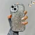 Macro-opname van zilveren golfhoesje met glitters en 3D-hartvormige bedeltjes - Zilveren golfrand glitter / iPhone 16