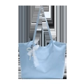 Borsa tote capiente azzurro chiaro con fiocco in pizzo bianco e ciondolo di perle - Blu con ciondolo