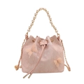 Rosa Schmetterling-Beuteltasche mit Blumenstickerei, Perlengriff und Goldkette - Rosa