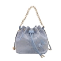 Blaue Spitzen-Beuteltasche mit Perlengriff und Schmetterlings-Detail im Sommerstil - Blau