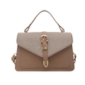 Borsa a tracolla da donna color taupe con trama intrecciata e fibbia dorata chic - Cachi