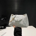 Große hellblaue Schultertasche mit Knitteroptik und goldener Kette für Damen im Trend - Grau