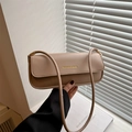 Sac à bandoulière rectangulaire minimaliste en cuir verni beige avec boucle dorée - Kaki