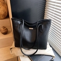 Sac fourre-tout noir minimaliste texture litchi avec plaque dorée et longues lanières - Noir
