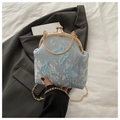 Sac docteur bleu clair vintage avec broderie papillon et bandoulière chaîne dorée - Bleu