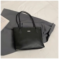 Primer plano del bolso tote de cuero lichi negro con placa metálica rectangular plateada - Negro