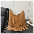 Detalle de un bolso tote de cuero marrón con elegantes flecos bohemios y correas de hombro - Marrón